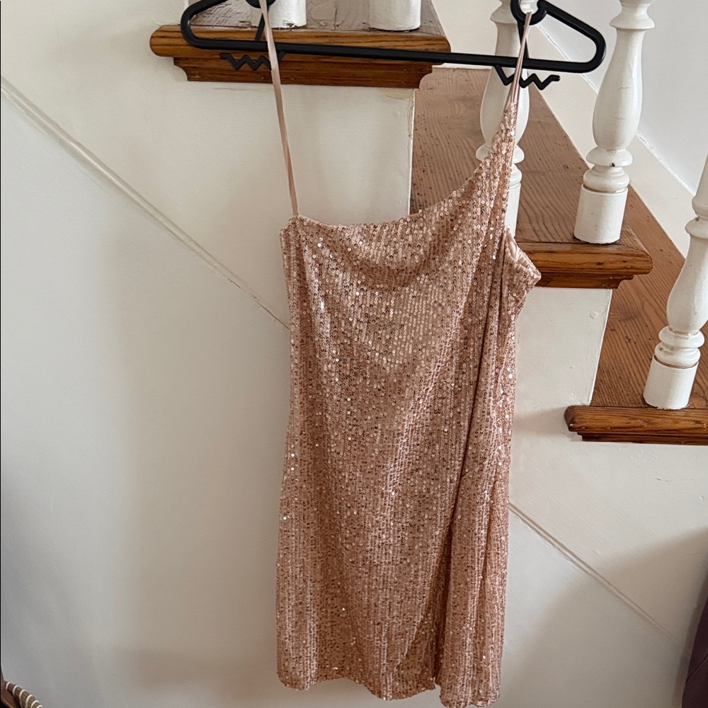 Glamorous One-Shoulder Sequin Dress in Gold